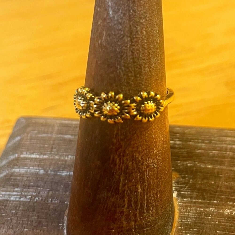 🌼 Vintage-Inspired Gold Daisy Ring 🌼 Size 6 - Picture 1 of 2